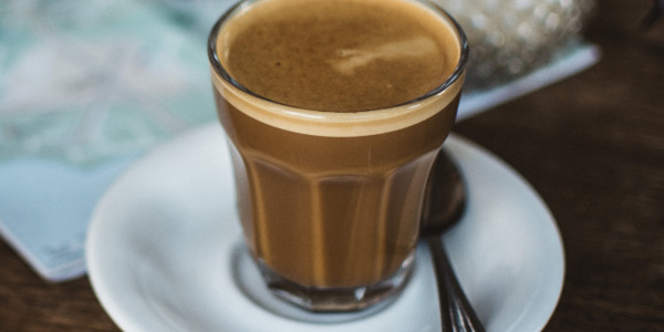 Przygotowanie kawy flat white
