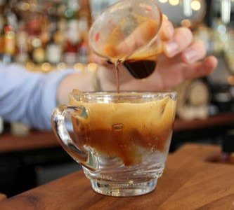Przygotowanie kawy espresso tonic