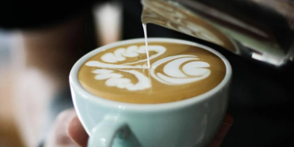 Przygotowanie kawy caffe latte