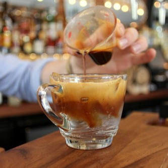 Przygotowanie kawy espresso tonic