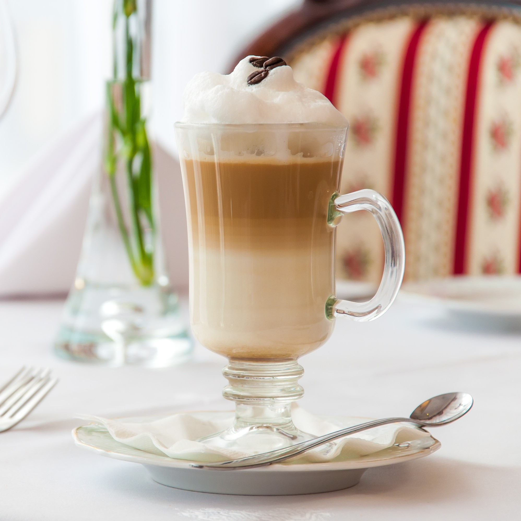 Przygotowanie kawy latte macchiato